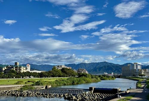 のどかな田舎の山と川の風景 のどかな田舎の山と川の風景の写真