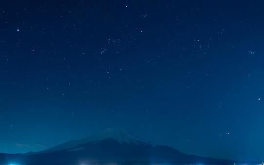 富士山とオリオン座の夜空 富士山,オリオン座,星の写真素材