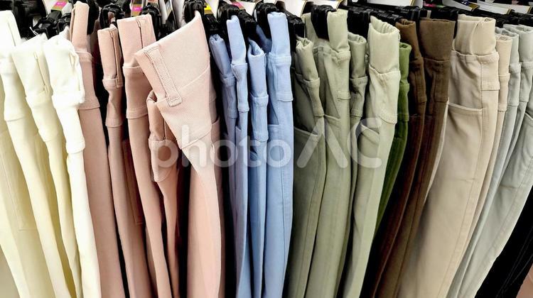 陳列 服,ハンガー,掛けるの写真素材