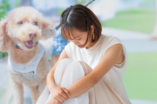 動物を思いしんみりする女性 動物を思いしんみりする女性 女性,悲しみ,孤独の写真素材