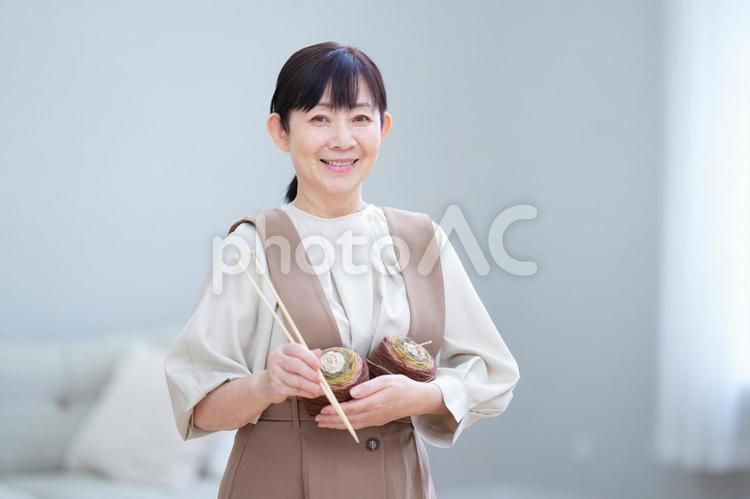 棒針と毛玉を持つ中年女性 主婦,家政婦,立ち姿の写真素材