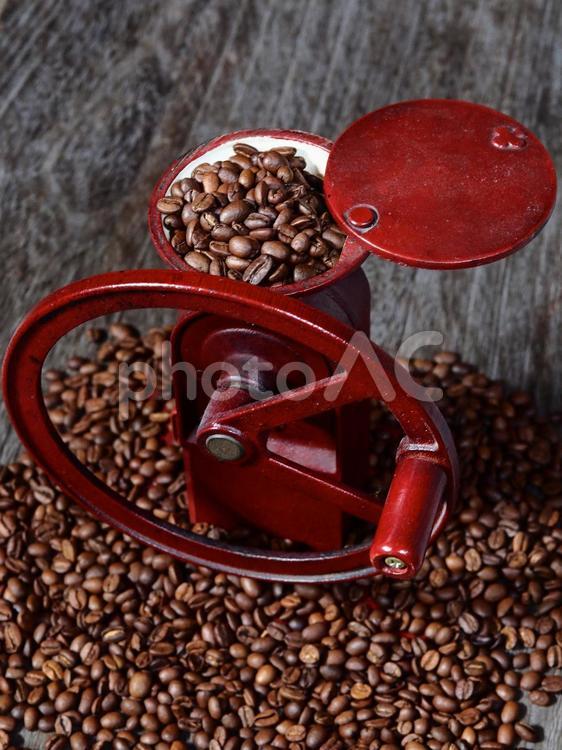 コーヒー豆とコーヒーミル コーヒーミル,コーヒー豆,豆の写真素材