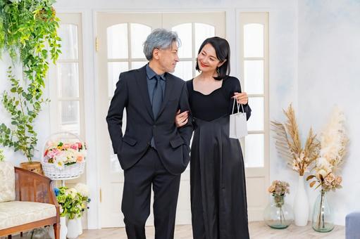 買い物をするミドルカップル カップル,ミドル,大人の写真素材