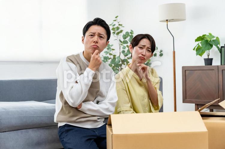 引越しをする夫婦 引っ越し,引越し,カップルの写真素材