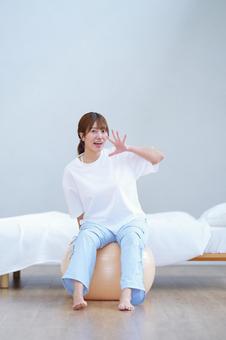 バランスボールに座り叫ぶ女性 女性,叫ぶ,呼ぶの写真素材