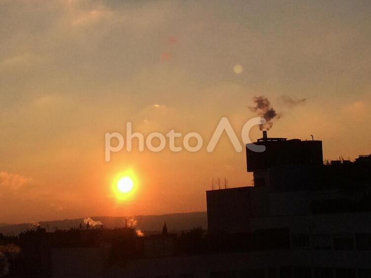 夕暮れ 煙突,煙,夕日の写真素材