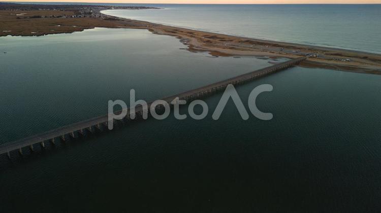 アメリカのリゾートに架かる橋と海 海外,アメリカ,マサチューセッツの写真素材