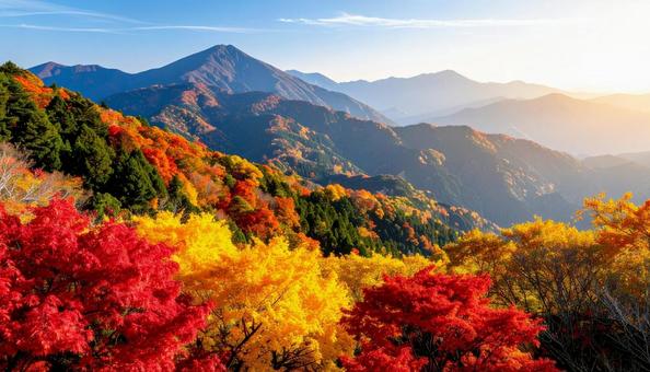 朝日に染まる紅葉の山並み 朝日に染まる紅葉の山並みの写真