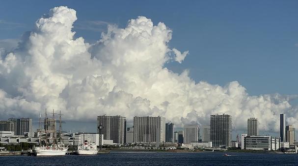 晴海周辺の景色と入道雲 晴海周辺の景色と入道雲 竹芝,晴海,入道雲の写真素材