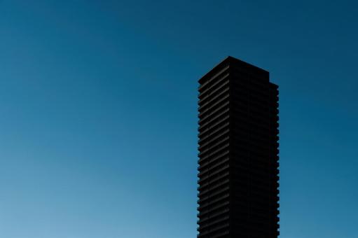 雲一つない空とタワマンのシルエット 雲一つない空とタワマンのシルエットの写真