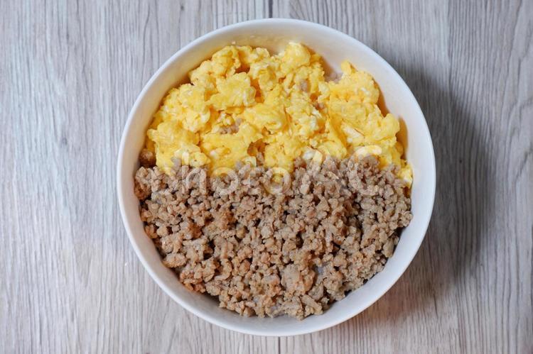 卵と挽肉のそぼろ丼　5 食べ物,料理,和食の写真素材