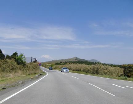 富士山の見える道-1 富士山の見える道-1 ドライブ,山道,センターラインの写真素材