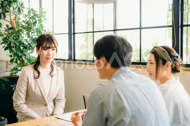夫婦と打ち合わせするビジネスウーマン 相談,カウンセリング,ミーティングの写真素材
