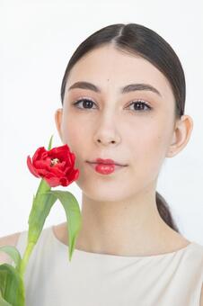 白い衣装と一輪のチューリップの女性 女性,チューリップ,花の写真素材