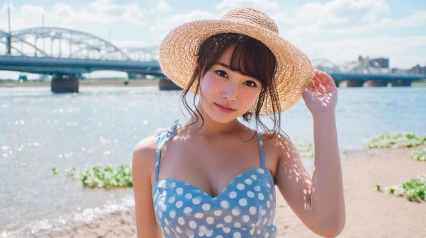 河原でストローハットとワンピースの女性の写真
