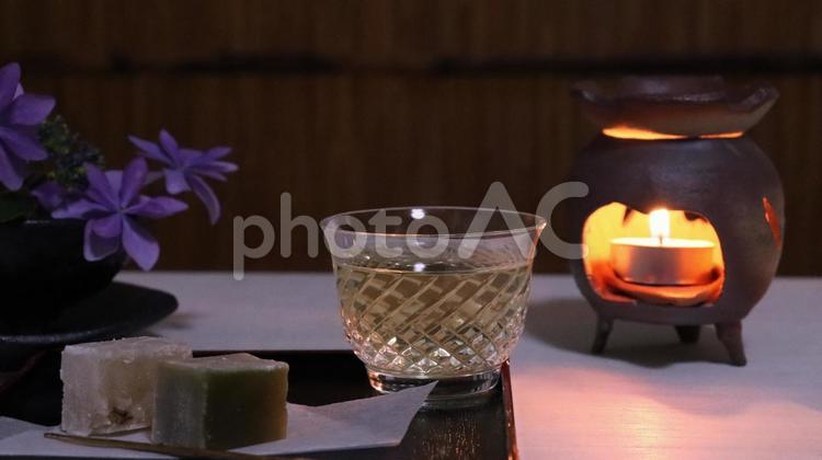茶香炉の灯りで和菓子を楽しむ 茶香炉,炎,羊羹の写真素材