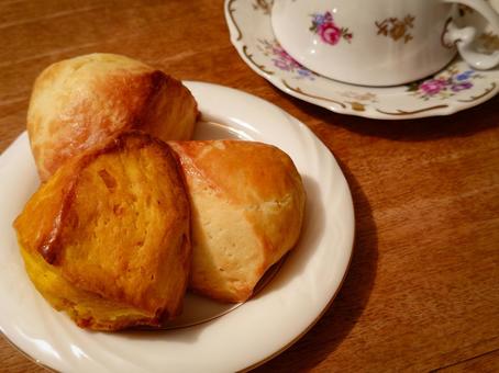 ティーカップセットとスコーン2 スコーン,ティーカップ,ソーサーの写真素材