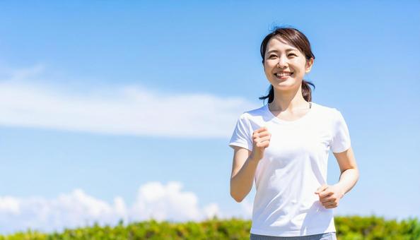 ランニングする若い日本人女性 ランニングする若い日本人女性の写真