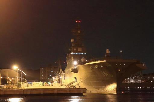横須賀の夜に煌めく『護衛艦ひゅうが』 横須賀の夜に煌めく『護衛艦ひゅうが』の写真