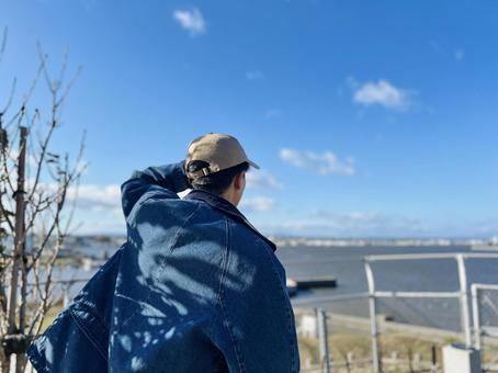 景色を眺める男性　後ろ姿 男性,日本人,後ろ姿の写真素材