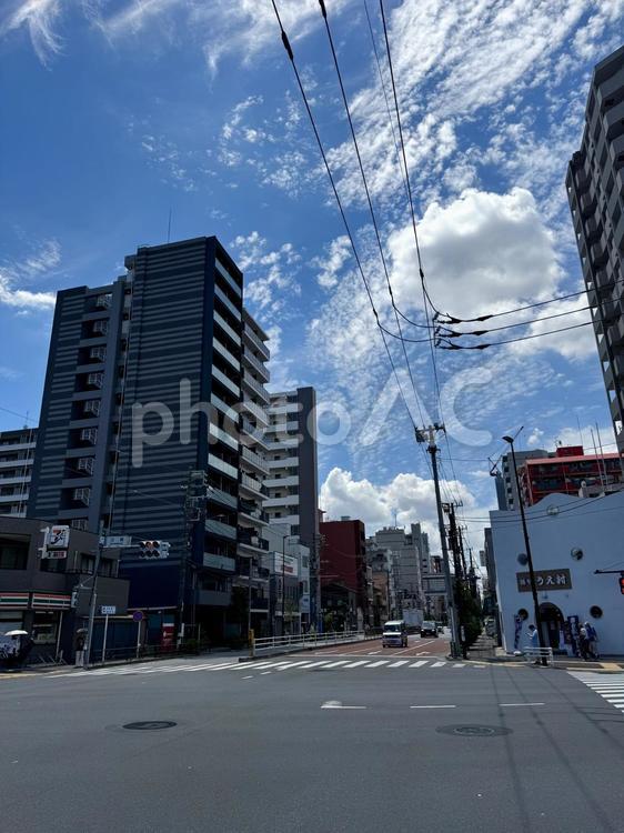 夏空と南千住の街並み　2025年 青空,入道雲,夏の写真素材