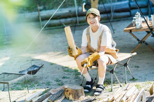 Solo camp image-Young woman chopping firewood, trại, cắm trại solo, đàn bà, JPG