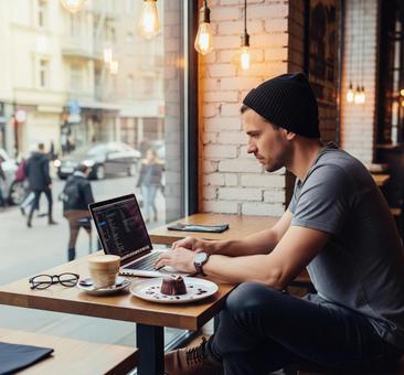 ビジネスシーン パソコン作業 ビジネスシーン パソコン作業の写真