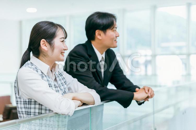 オフィスにいるビジネスマンとOL ビジネス,転職,企業の写真素材