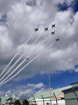 ブルーインパルス ブルーインパルス,航空祭,航空自衛隊の写真素材