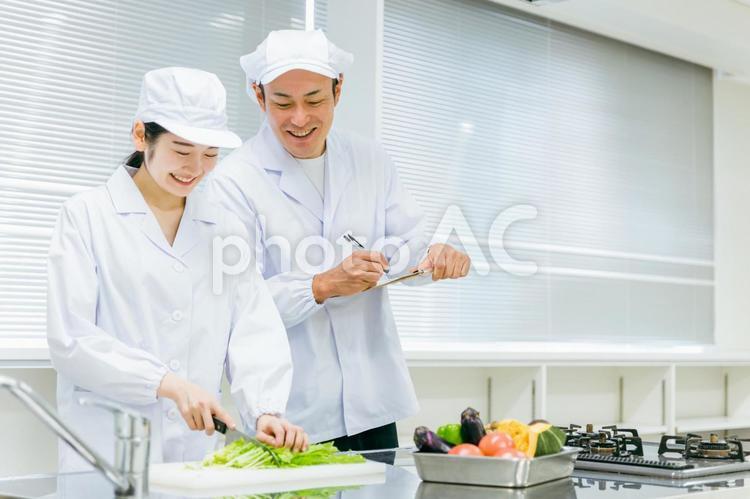 食品工場で働く男女（分析・検査） 調理員,給食センター,料理の写真素材