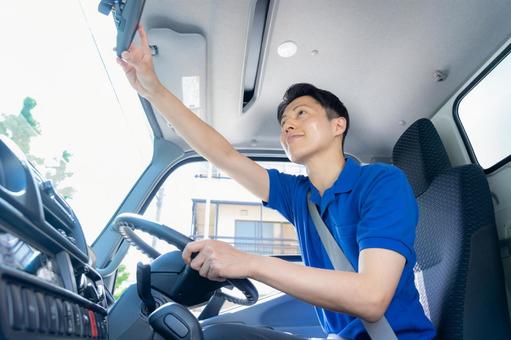 トラックを運転する男性ドライバー トラックを運転する男性ドライバー ドライバー,トラック,運転手の写真素材