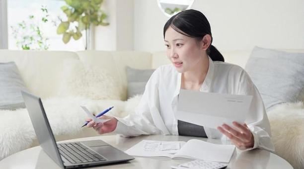 買い物の明細を確認するアジア人女性 明細,確認,女性の写真素材