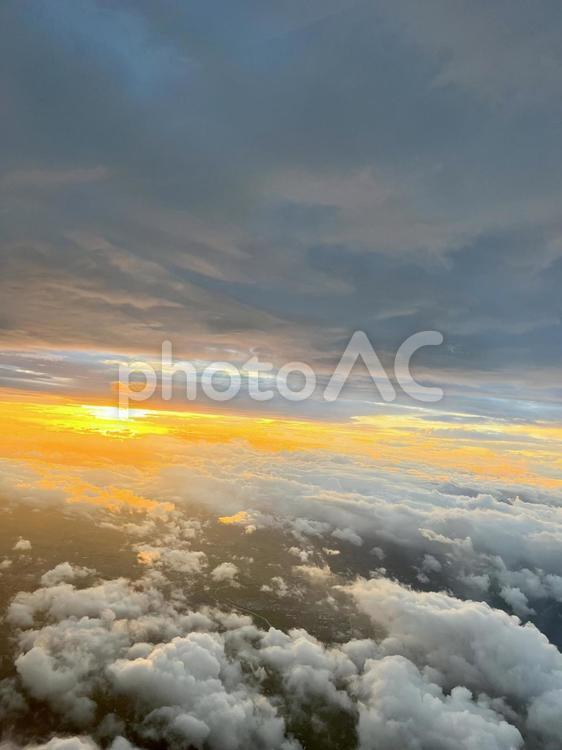 飛行機からの夕焼け  晴,晴れ,風景の写真素材