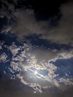日常の夜空 満月と雲 縦サイズ 夜空,月,日常の写真素材