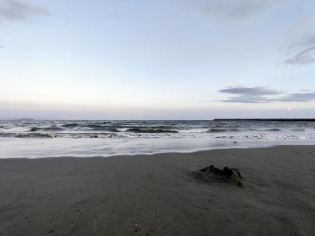 夏の夕暮れ時の海岸 夏の夕暮れ時の海岸 海岸,海,波の写真素材