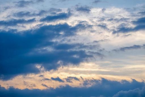 雲の多い空 雲の多い空の写真