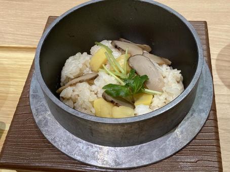 栗と舞茸の釜ごはん 栗と舞茸の釜ごはん 栗,舞茸,ごはんの写真素材