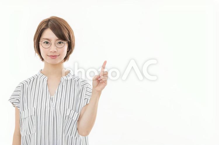 若い女性　メガネ　指差し 女性,人物,メガネの写真素材