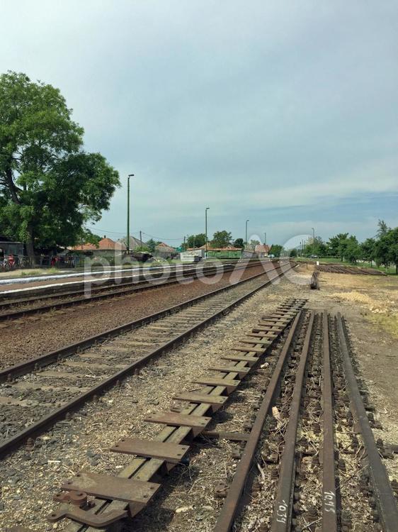ヨーロッパの田舎の線路 country,hungary,ハンガリーの写真素材
