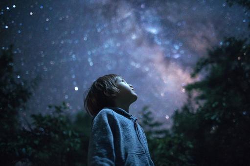 天の川を見上げる少年 天の川を見上げる少年の写真