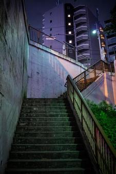 細い路地の階段 細い路地の階段 階段,歩行者専用,夜の写真素材