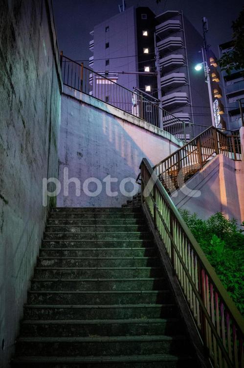 細い路地の階段 階段,歩行者専用,夜の写真素材