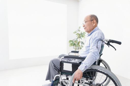車椅子に乗る高齢の男性 車椅子に乗る高齢の男性 社会生活,病院,説明の写真素材