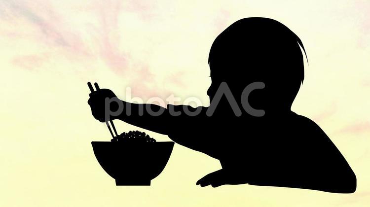 のりだしてご飯を食べる男児シルエット_黄 子供,ご飯,男の子の写真素材