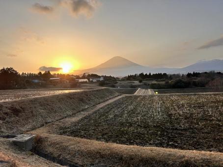 夕暮れ時の富士山のシルエット 夕暮れ時の富士山のシルエット 風景,空,自然の写真素材