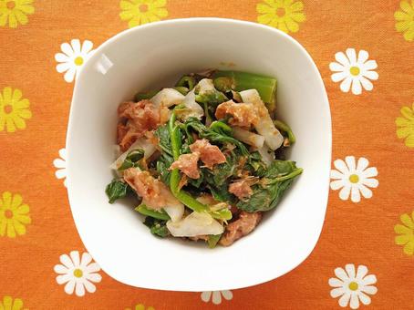 弦紫と大根の梅肉和え 上から見た画 弦紫と大根の梅肉和え 上から見た画 つるむらさき,大根,梅肉の写真素材