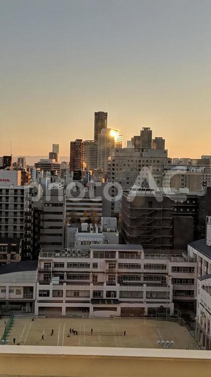 窓から見た夕暮れの景色 街並み,ビル群,ビルの写真素材