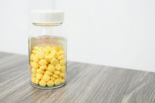 黄色の錠剤 黄色の錠剤の写真