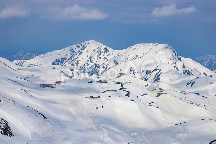 立山（雄山）頂上からの室堂方面 雪山,立山黒部アルペンルート,雄山の写真素材