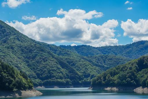 青空と山と川の自然風景の写真